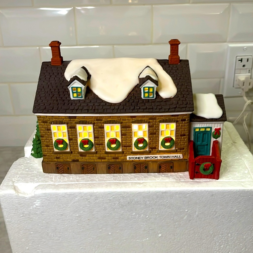 Dept 56 Heritage Village Collection 5644-8 "Stoney Brook Town Hall" Retired
